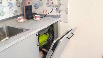 Fridge, microwave, stovetop, dishwasher