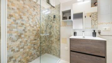 Douche, sèche-cheveux, serviettes fournies