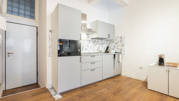 Kühlschrank, Mikrowelle, Herdplatte, Geschirrspüler