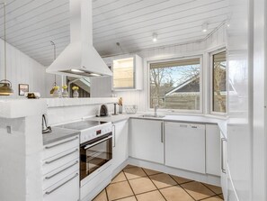 Refrigerador, microondas, lavavajillas, utensilios de cocina