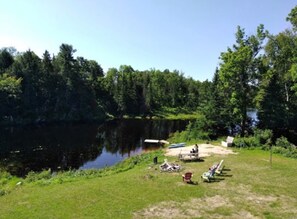 Property grounds - SAMOGETAWAY. Four seasons cottage escape. It features of privacy and wilderness. (Dunchurch)