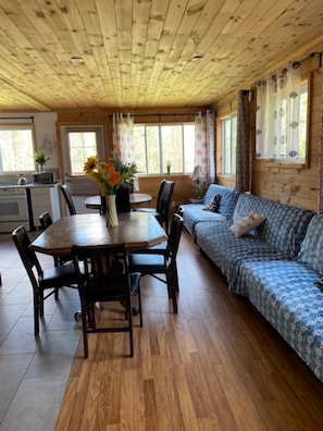 Interior - SAMOGETAWAY. Four seasons cottage escape. It features of privacy and wilderness. (Dunchurch)