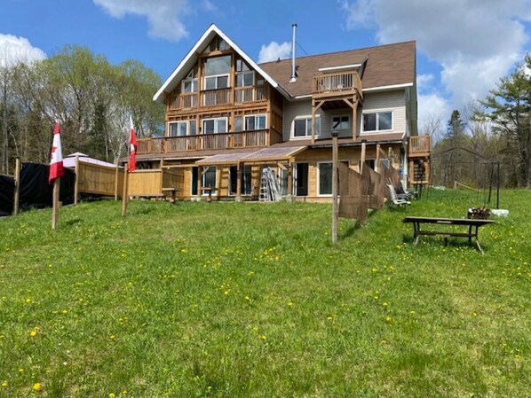 Exterior - SAMOGETAWAY. Four seasons cottage escape. It features of privacy and wilderness. (Dunchurch)