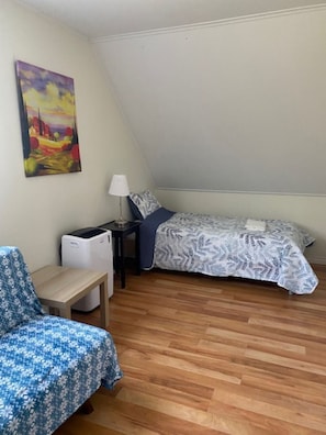 6 bedrooms, free WiFi, bed sheets - SAMOGETAWAY. Four seasons cottage escape. It features of privacy and wilderness. (Dunchurch)