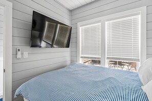 2 bedrooms, free WiFi, bed sheets - Morning Glory - Floating Cottage (TFC#3) - Resort (South Haven)