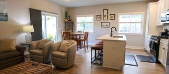 Blissful Daze- 2 pools, Hot tub