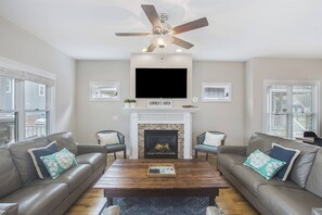 TV, fireplace - Summer`s Haven- pool, close to Beaches and Town! (South Haven)