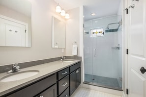 Shower, towels - Summer`s Haven- pool, close to Beaches and Town! (South Haven)