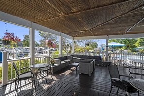Outdoor dining - Preserve Paradise in Harbor Club Resort and Marina (South Haven)