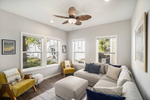 TV, fireplace - Preserve Paradise in Harbor Club Resort and Marina (South Haven)