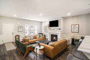 TV, fireplace - Preserve Paradise in Harbor Club Resort and Marina (South Haven)