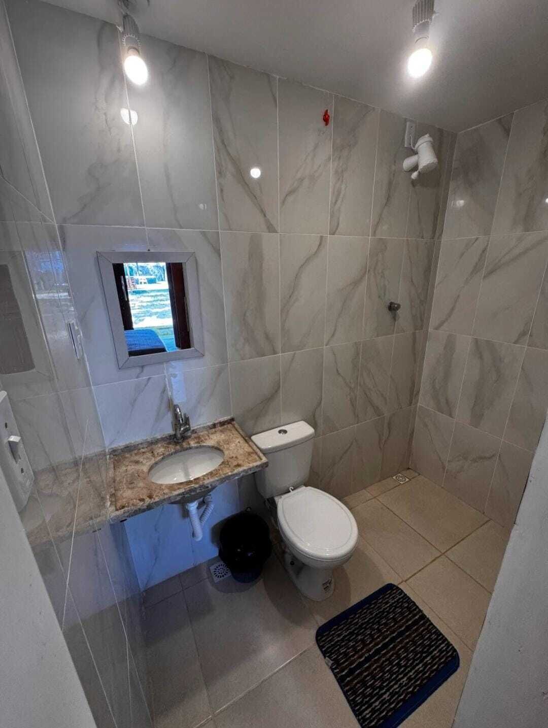 ダブルルーム | バスルーム | シャワー、タオル、石鹸、トイレットペーパー