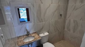 ダブルルーム | バスルーム | シャワー、タオル、石鹸、トイレットペーパー