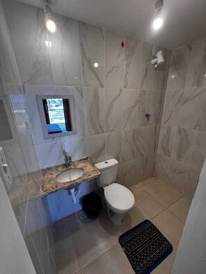 Doppelzimmer | Badezimmer | Dusche, Handtücher, Seife, Toilettenpapier