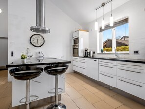 Kjøleskap, mikrobølgeovn, oppvaskmaskin og kjøkkenutstyr