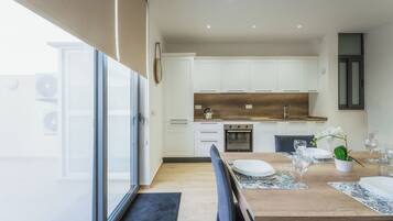 Réfrigérateur, four, plaque de cuisson, lave-vaisselle