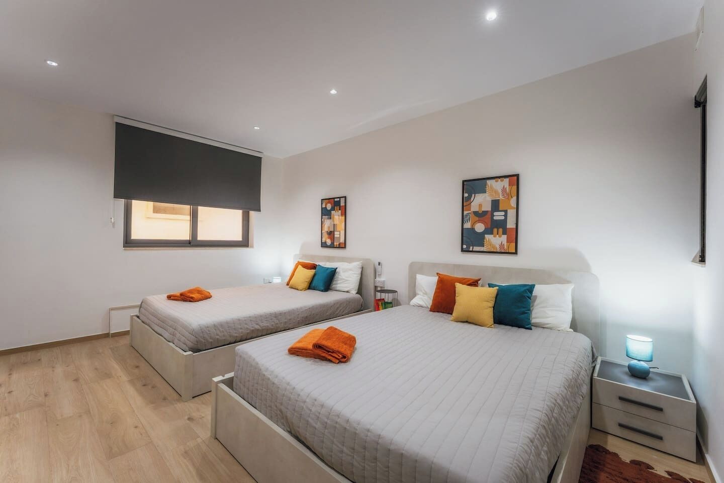 2 habitaciones, tabla de planchar con plancha, cuna de viaje y wifi 