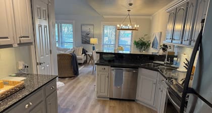 Dogwood Cliff
Cozy 2-bedroom condo in the amazing Coves gated community