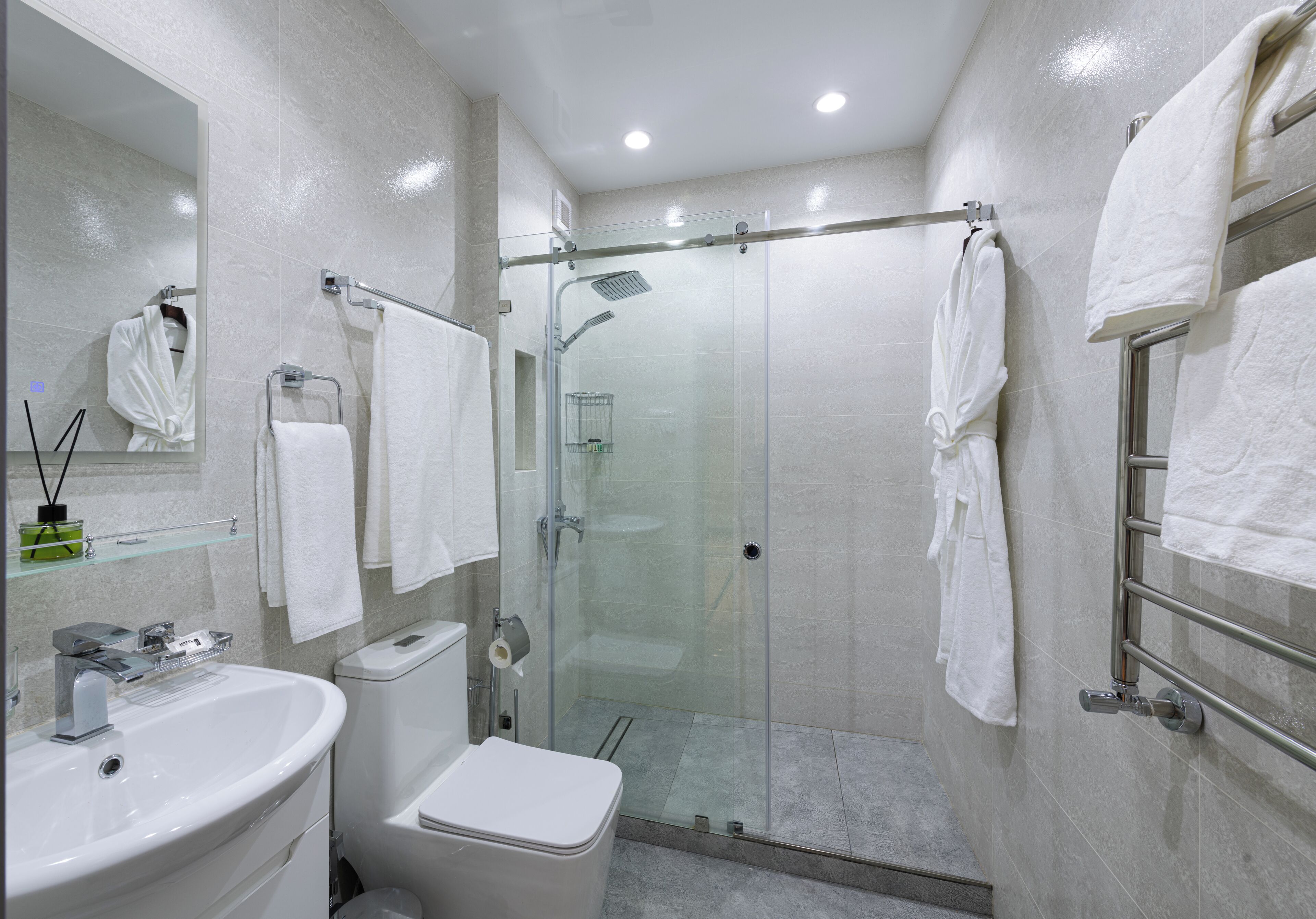 Appartamento Luxury | Bagno | Set di cortesia gratuito, asciugacapelli, accappatoio, pantofole