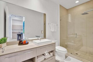Shower - Cozy Apartment -Balcony & Beachfront Resort (Hollywood)