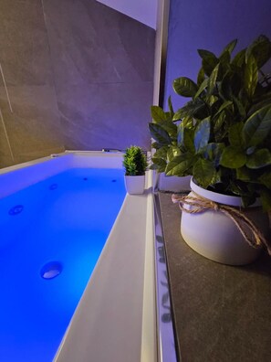 Dusj, hårføner og håndklær