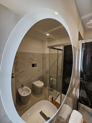 Dusj, hårføner og håndklær