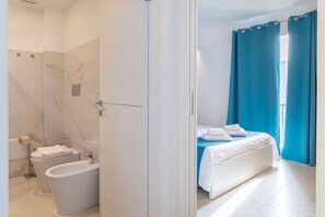 Shower, hair dryer, towels - Aura Beb Bed and Breakfast – Quadruple Room (Pachino)