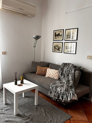 TV, fireplace - Charming 1-bedroom apartment with AC a Palermo. Perfect for family or group of 4 (Palermo)