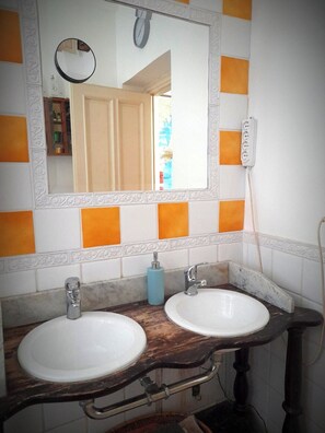 Hair dryer, bidet, towels, soap - Charming 1-bedroom apartment with AC a Palermo. Perfect for family or group of 4 (Palermo)