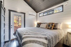 Strykejern/-brett, internettilgang og sengetøy