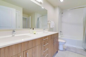 Regadera, secadora de cabello, toallas 