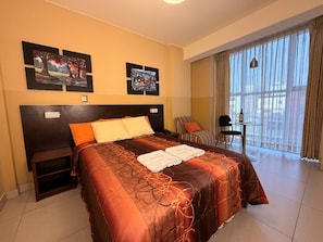 Habitación individual superior, 1 cama de matrimonio, baño privado, vistas a la ciudad | Espacio para trabajar con un portátil y wifi gratis