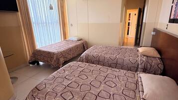 Habitación triple familiar, varias camas, baño privado, vistas a la ciudad | Espacio para trabajar con un portátil y wifi gratis