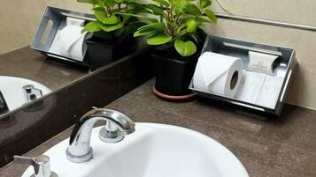 Phòng đơn tiện nghi đơn giản, 1 giường đơn lớn, phòng tắm riêng, quang cảnh thành phố | Phòng tắm | Buồng tắm vòi sen, khăn tắm, xà phòng, dầu gội