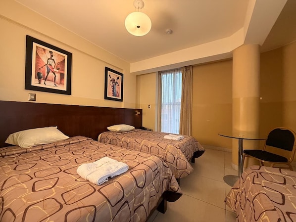 Habitación triple familiar, varias camas, baño privado, vistas a la ciudad | Espacio para trabajar con un portátil y wifi gratis