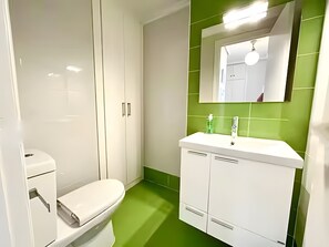 Ducha, secador de pelo y toallas