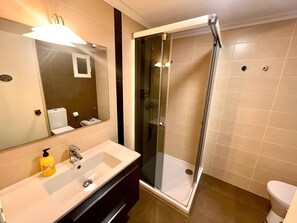 Dusche, Haartrockner, Handtücher