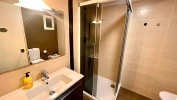 Regadera, secadora de cabello, toallas