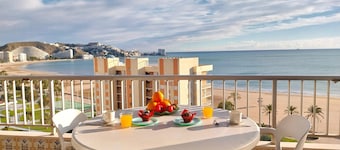 Apartment 'Primera Línea de playa Cullera Valencia' with Mediterranean View, Pool and Wi-Fi