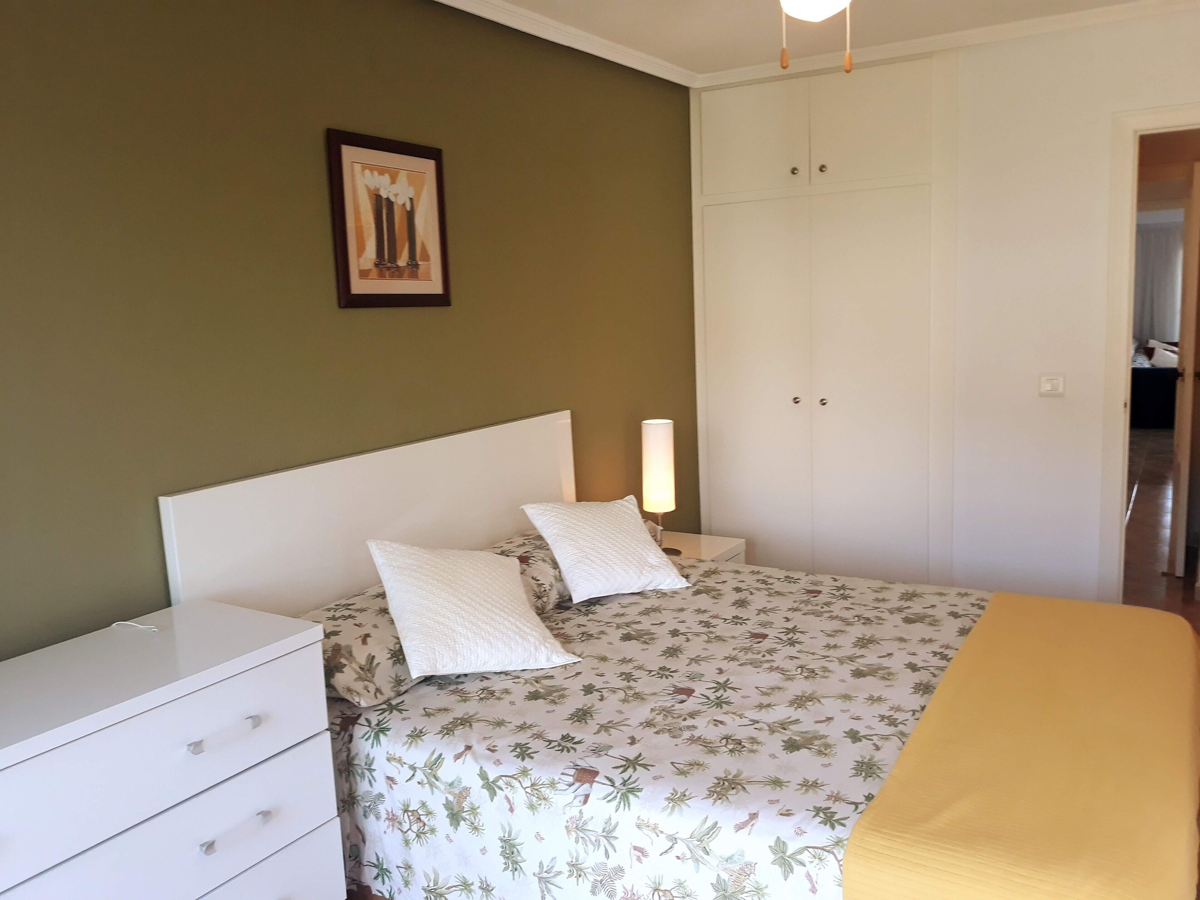 2 habitaciones, tabla de planchar con plancha, wifi y ropa de cama 