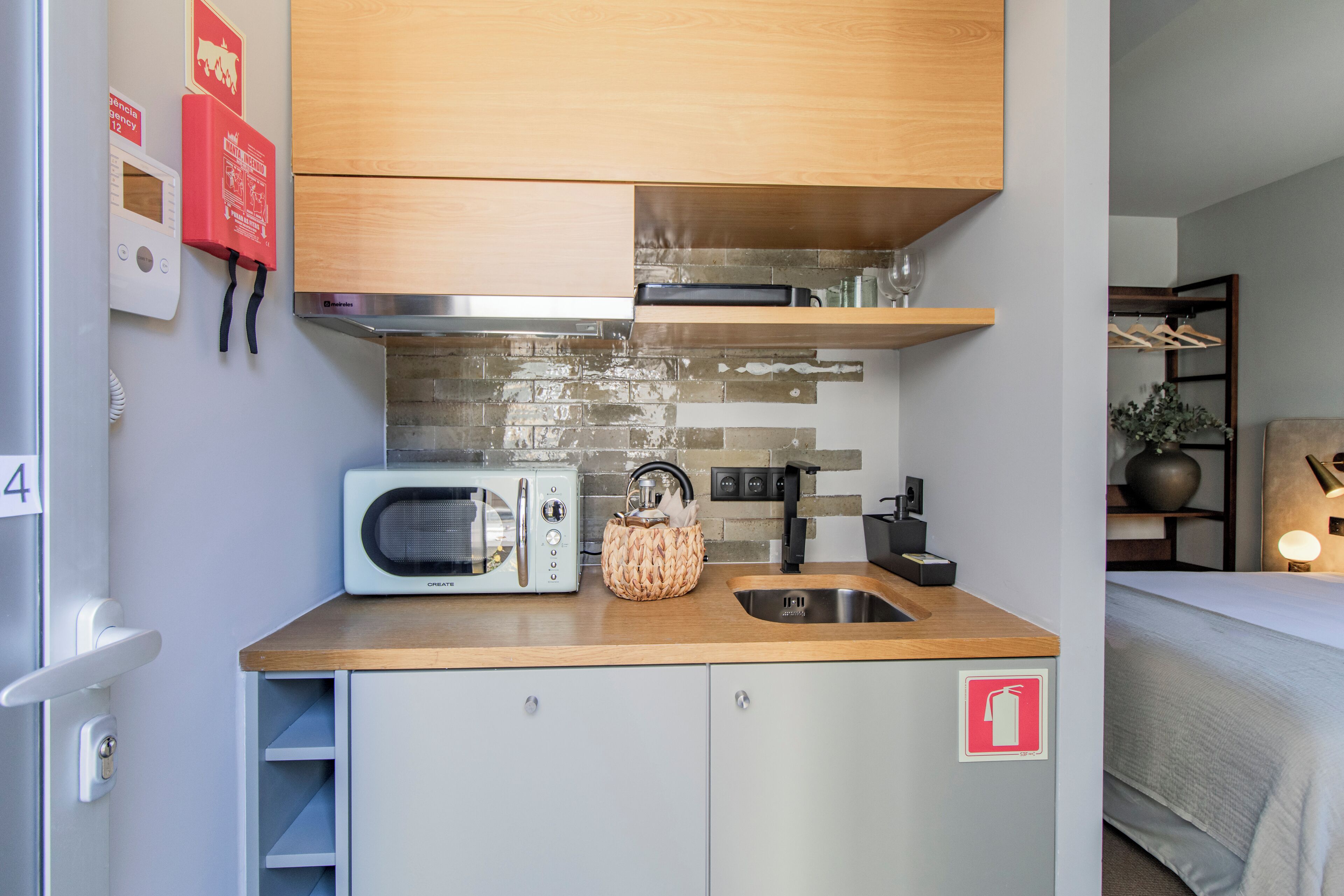 Cortinas blackout, tabla de planchar con plancha y wifi gratis 