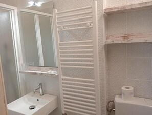 Douche, sèche-cheveux, serviettes fournies, savon