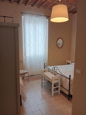 In-room safe, desk, laptop workspace, free WiFi - Buonanotte Rooms (Lucca)