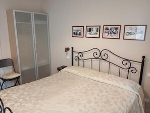 In-room safe, desk, laptop workspace, free WiFi - Buonanotte Rooms (Lucca)