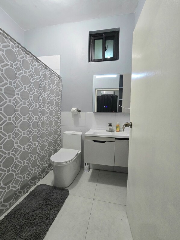 Toallas, jabón, papel de baño 