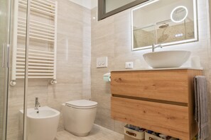 Doccia, asciugacapelli, bidet, asciugamani