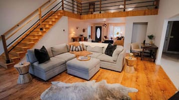 House, Multiple Beds, Hot Tub (The 312 House) | Living area