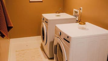 Casa, várias camas, banheira de imersão (The 312 House) | Lavanderia