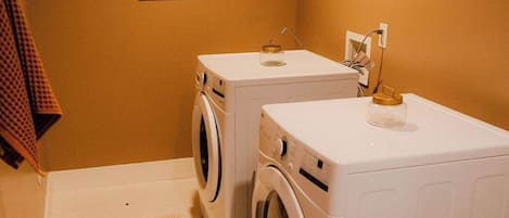 House, Multiple Beds, Hot Tub (The 312 House) | Laundry