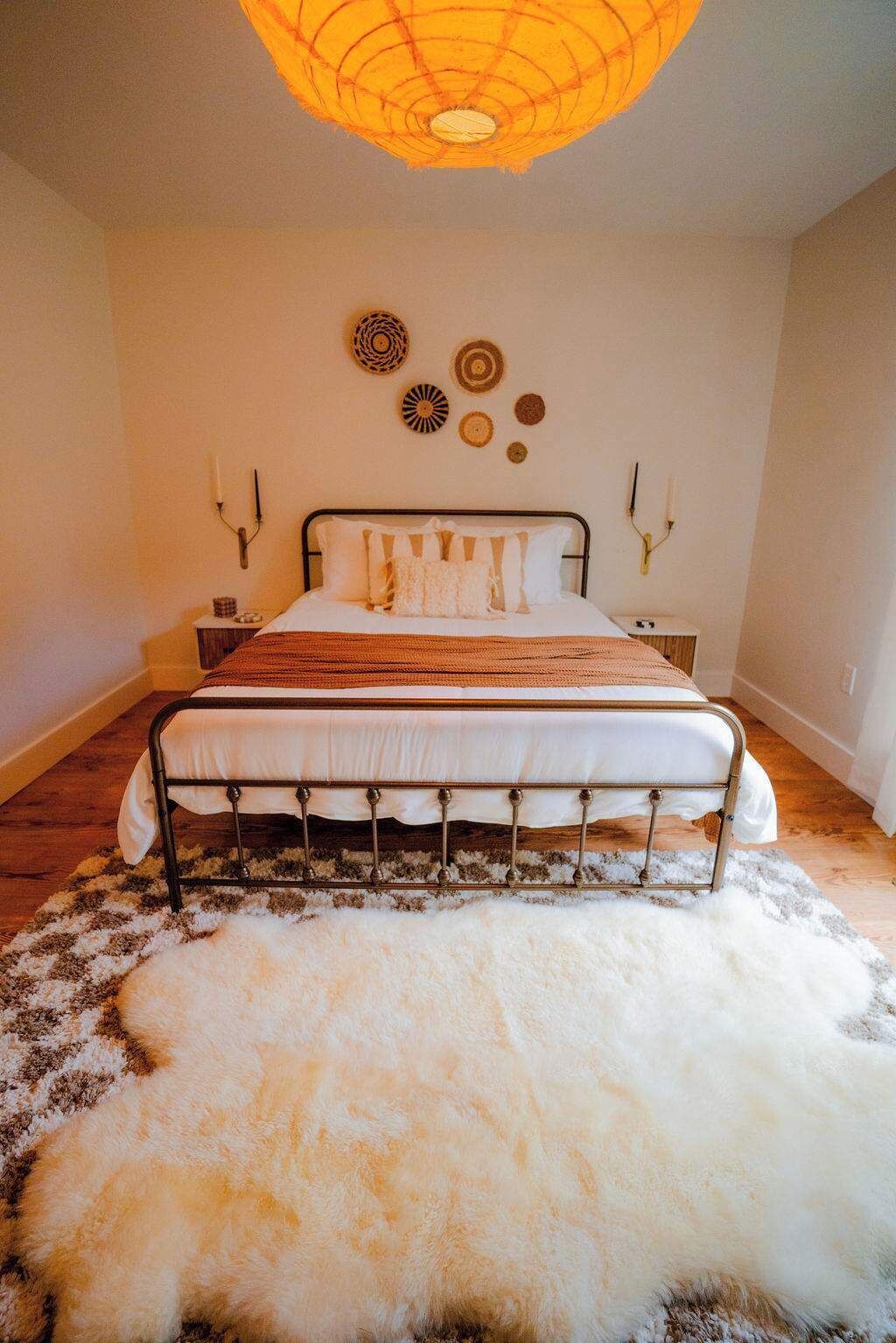 4 عدّة غرف نوم وبديكورات فريدة لكل غرفة وطراز فريد لكل وحدة